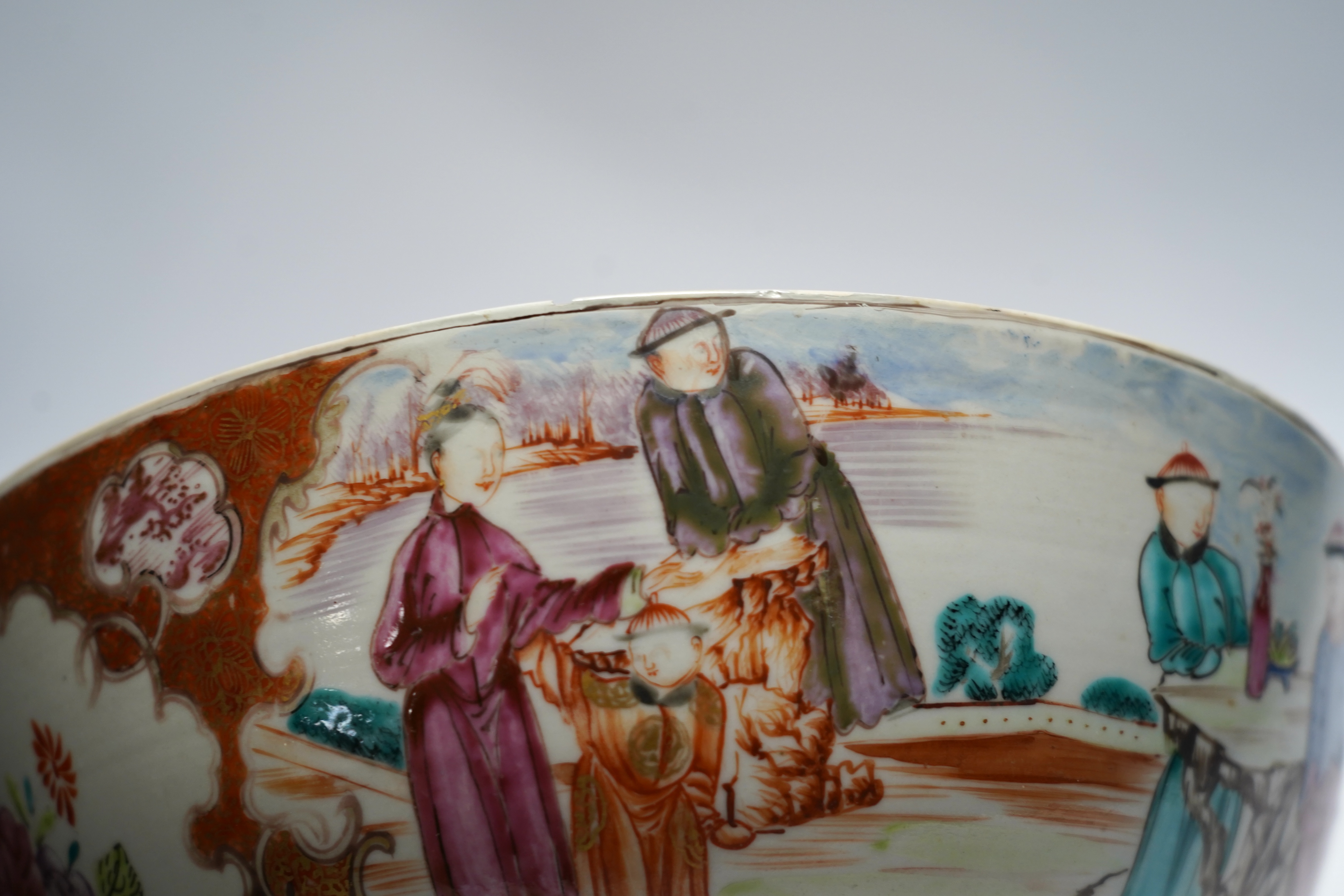 An 18th century Chinese Export famille rose bowl, 26cm diameter